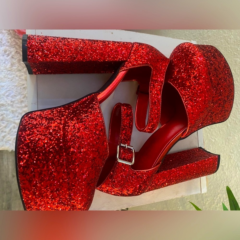 Red Heels 👠 - Picture 5 of 12
